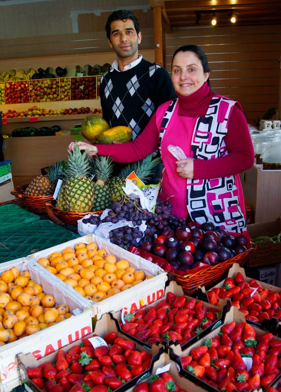 María Dolores y Jahngeer, propietarios de Frutas y verduras Lola