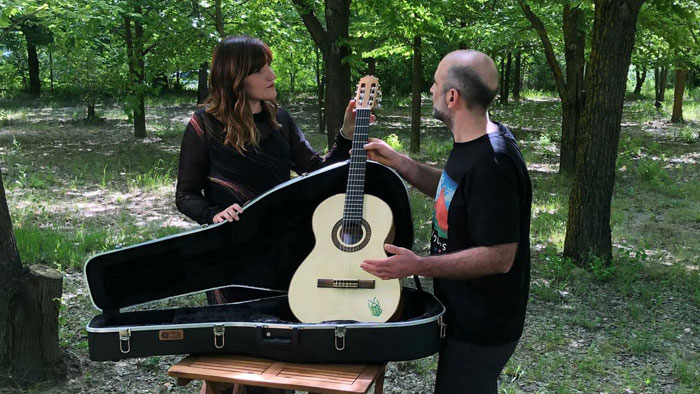 Rozalén y Ariel Rot co la guitarra del Escarabajo Verde