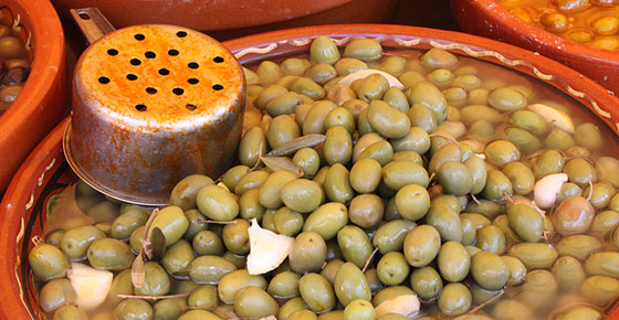 Aceitunas aliñadas con Thymus piperella, el tomillo aceitunero