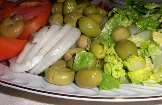 Aceitunas en ensalada con Thymus piperella, el tomillo aceitunero