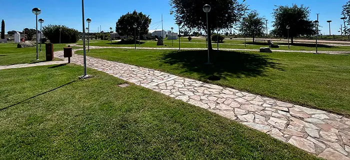 Jardín con césped