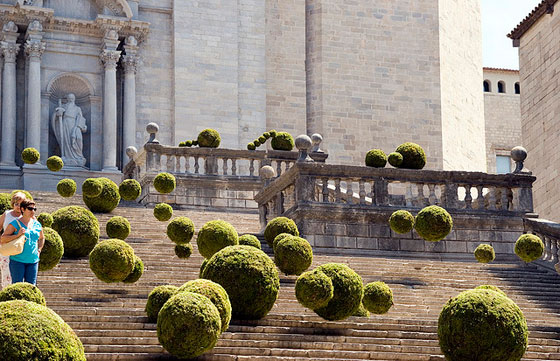 Esferas verdes sobre la ciudad