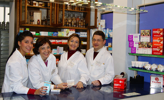 Marta Pérez, Julia Guaita, Rosalía Guaita y Pepe Miralles de la farmacia Guaita