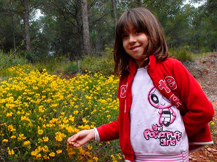 María junto a flores de Hippocrepis valentina