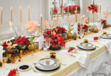 Flores con poinsettias en sobremesa