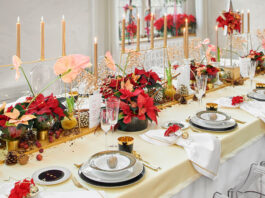 Flores con poinsettias en sobremesa