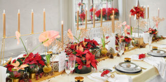Flores con poinsettias en sobremesa