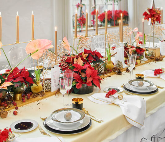 Flores con poinsettias en sobremesa
