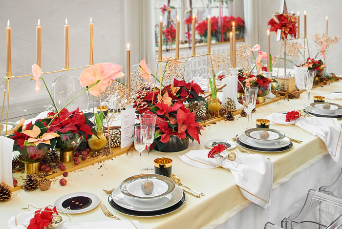 Flores con poinsettias en sobremesa