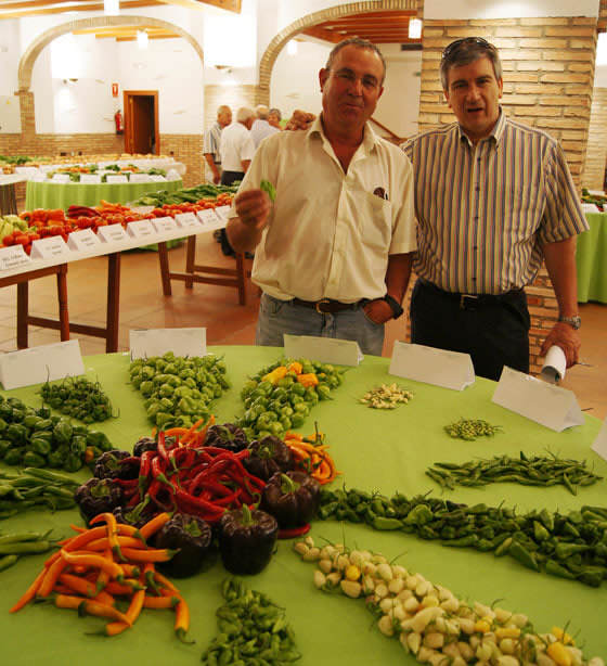 Vicente Tronchoni con un fruto de Bhut jolokia en una exposición de picantes del mundo