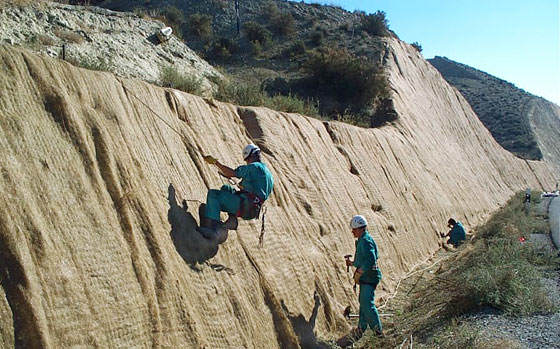 Instalación de mantas orgánicas para el control de la erosión