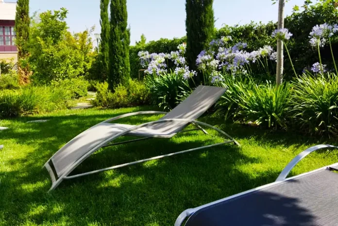 Jardín con césped en una casa residencial