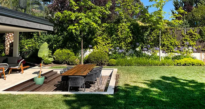 Jardín con césped en una casa residencial
