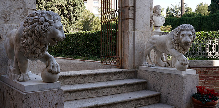 Los leones rechazados por el Palacio de las Cortes