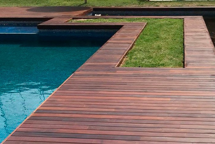 Tarima de madera de Ipe para piscinas