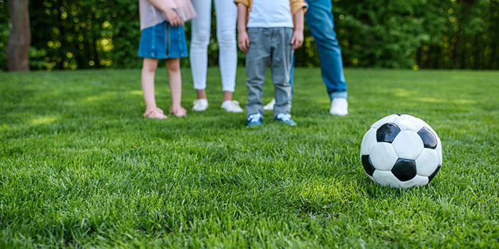 Zona de césped para jugar en familia